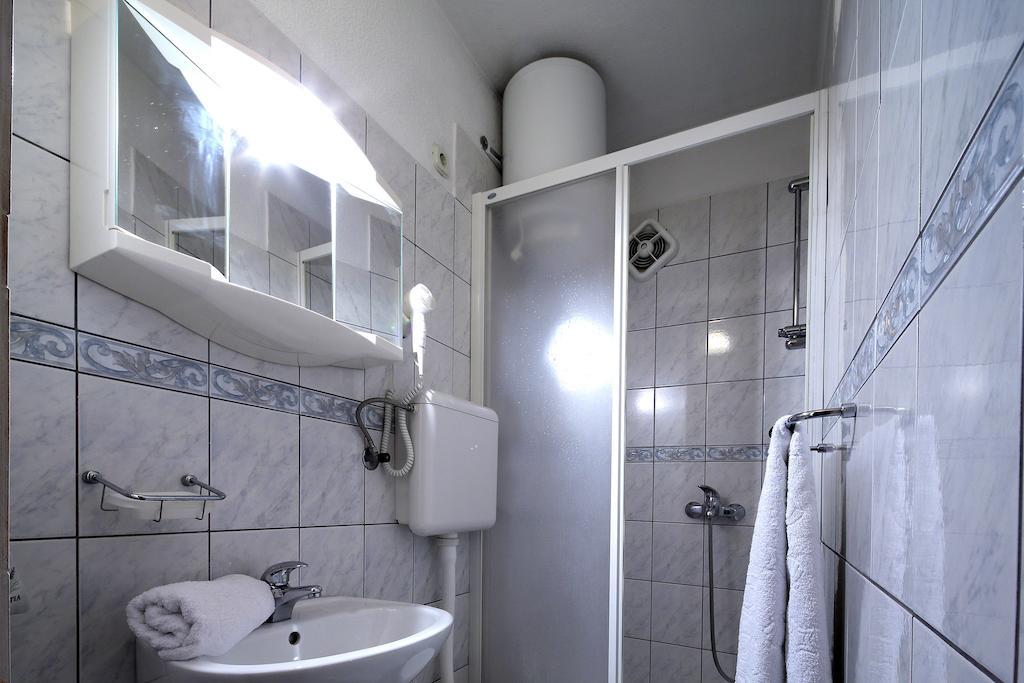 La Familia Apartments Макарска Экстерьер фото