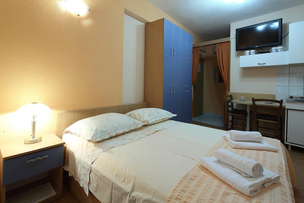La Familia Apartments Макарска Экстерьер фото