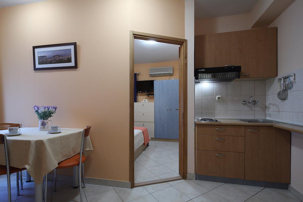La Familia Apartments Макарска Номер фото
